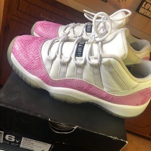 Retro low snakeskin 11 white and pink